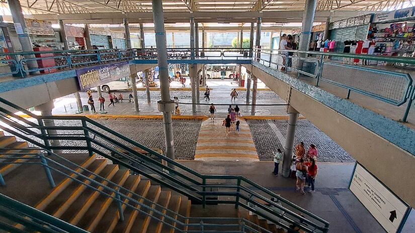 Idosa espera todos os dias pelo motorista no Terminal de Parangaba. Imagem: Ruan Moreira