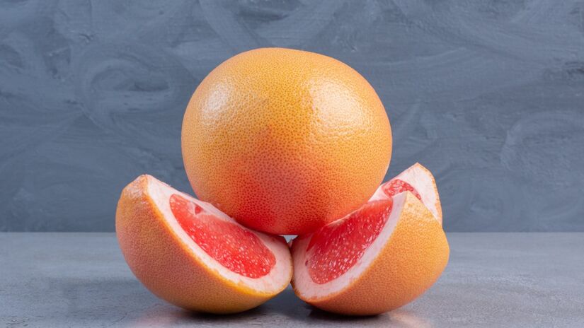 Embora a toranja seja saudável e tenha muitos benefícios, ela pode afetar os efeitos de alguns medicamentos, especialmente aqueles para o coração, pressão arterial ou colesterol. Fotos: reprodução/Freepik