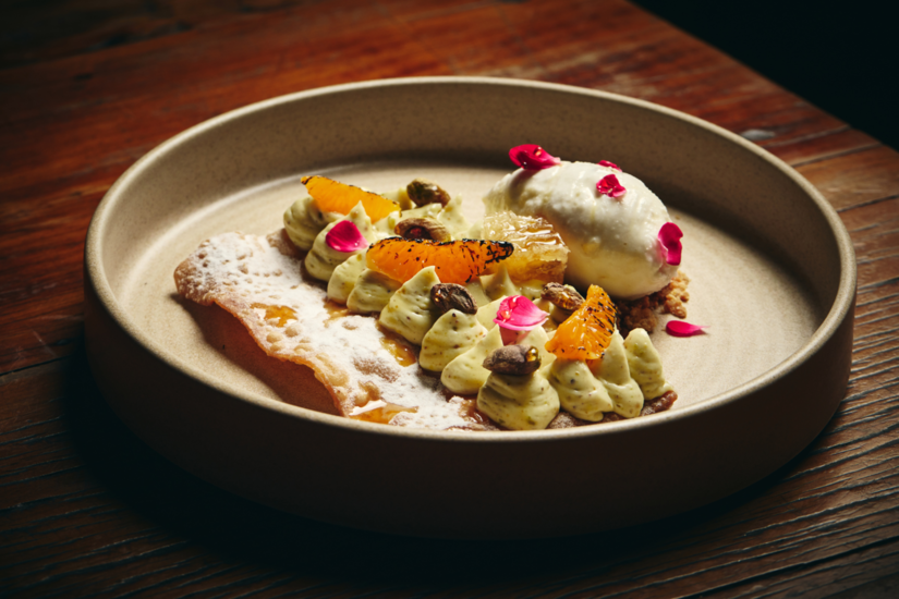 Tuy Cocin - Cannoli Espalmado e Pistache (R$ 49) vem acompanhado de sorvete de torrone, tangerina e caramelo. Foto: Divulgação/Rodolfo Regini