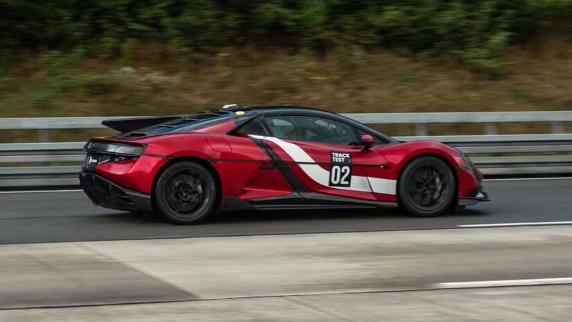 Piloto disse seria possível superar os 500 km/h, mas optou 'tirar o pé' e reduzir a aceleração por considerar a manobra arriscada.


