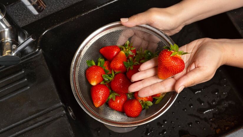 Lavar os frutos em uma solução de água com vinagre ajuda a eliminar bactérias e possíveis fungos