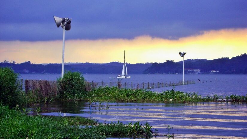 Represa é conhecida pelo iatismo e sediou até competições de vela. Imagem: RicardoSAPO/Wikimedia Commons