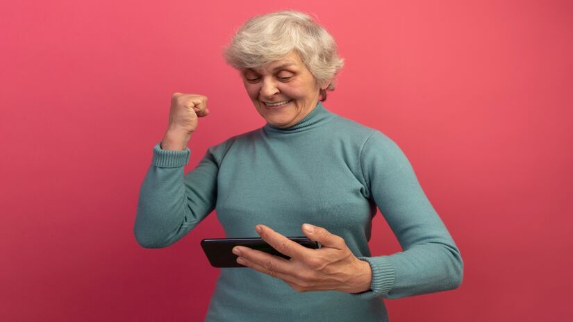 Uma aposentada de 83 anos acreditou ter mudado de vida ao ganhar 71,5 milhões de euros, aproximadamente R$ 454 milhões, na loteria (Fotos: Freepik)