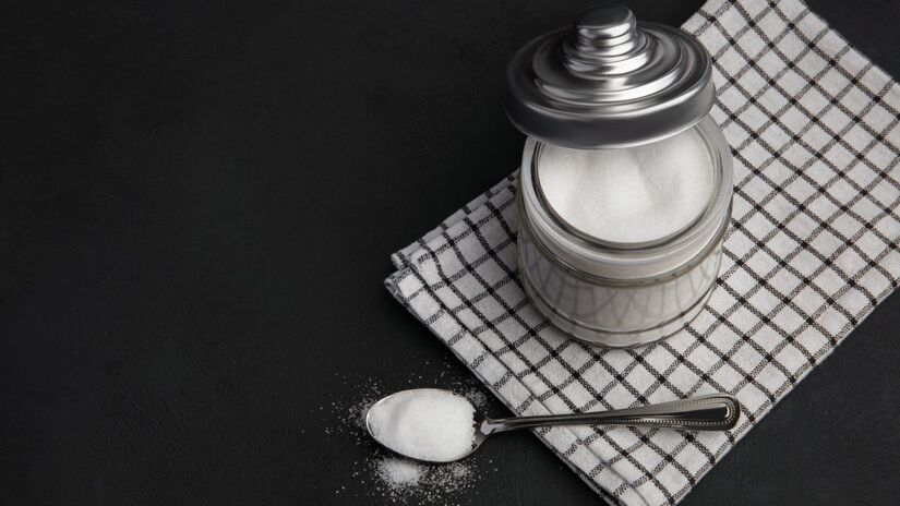 Jogue de duas a três colheres de bicarbonato diretamente na bacia do vaso sanitário. Aos poucos, o produto irá neutralizar os odores e soltar a sujeira acumulada.