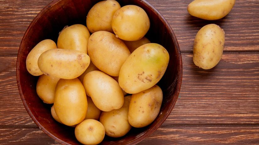 Deixar a batata na geladeira e depois cozinhar faz com que o amido da batata se torne mais compacto e cristalino. Fotos: Reprodução/Freepik
