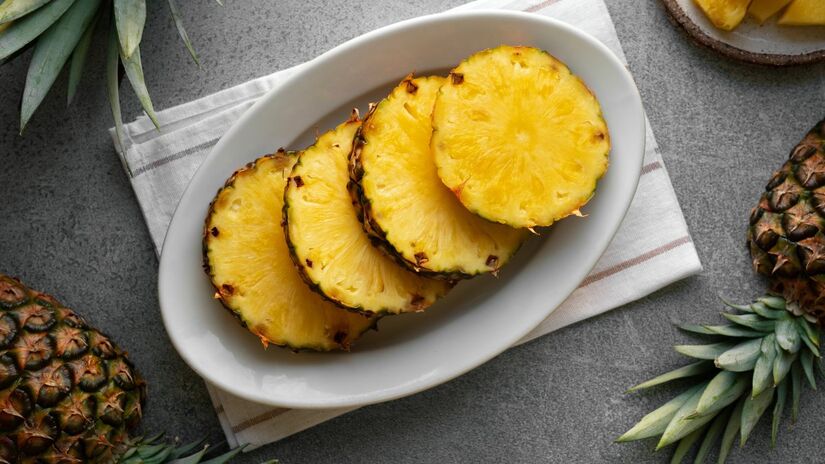 Mulheres durante a menstruação, pessoas com pressão alta ou alergias também não devem consumir a fruta (Fotos: Freepik)