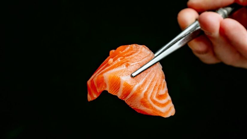 Considerado uma iguaria, o salmão é valorizado na culinária japonesa | Mattia Occhi/Unsplash