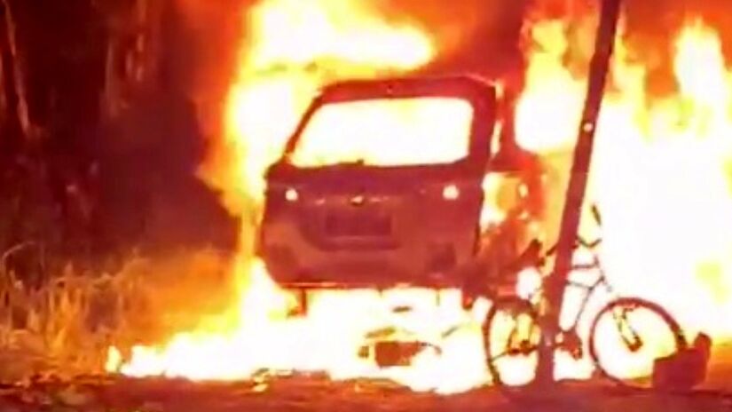 Carro usado pelos criminosos foi incendiado, mas ainda assim foi feita a perícia no veículo/  Reprodução