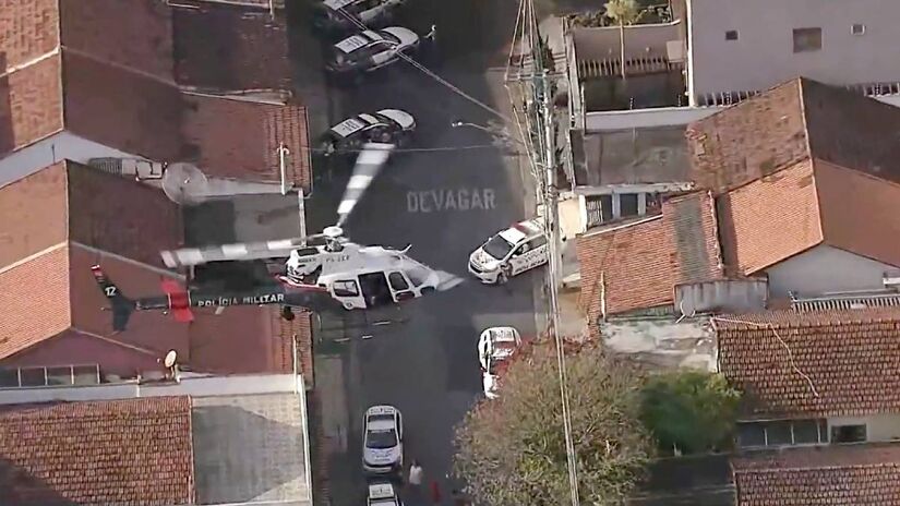 Quando os agentes chegaram, os criminosos fugiram pulando pelos telhados das residências. / Reprodução/TV Globo