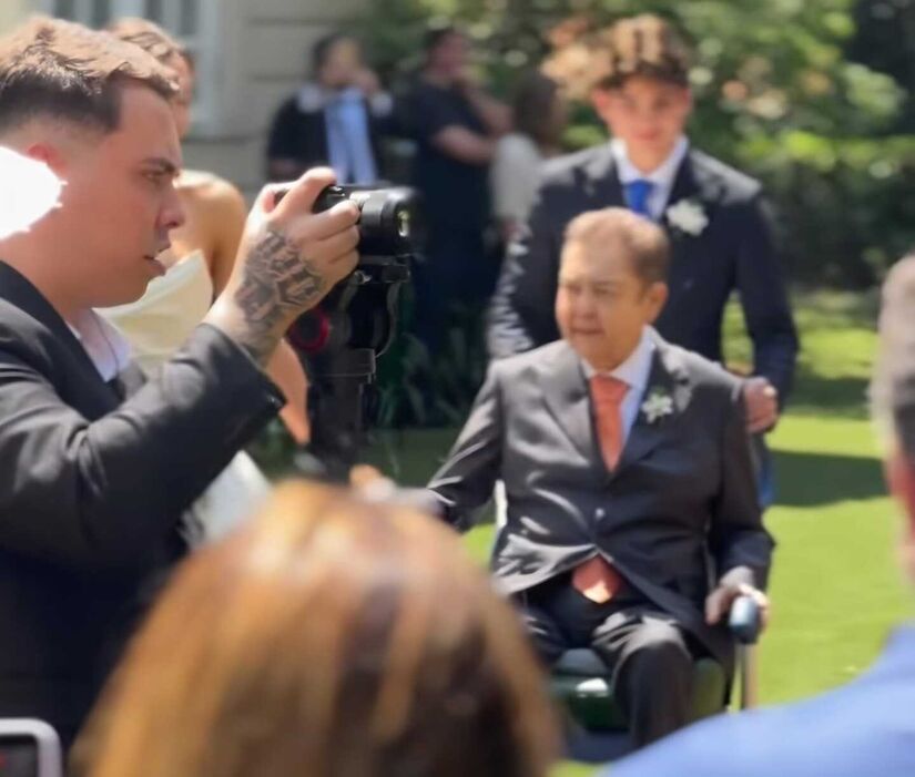 Faustão, de 75 anos, surpreendeu ao aparecer em uma cadeira de rodas no casamento de sua filha Lara. Fotos: Reprodução