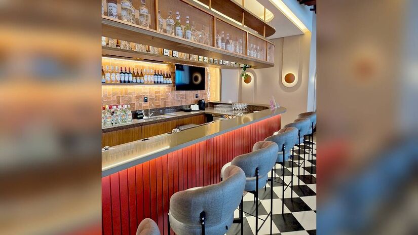 O bar, por exemplo, traz o piso quadriculado em estilo Art Déco, elemento preservado no aeroporto desde a década de 1960 - Assessoria Ambaar