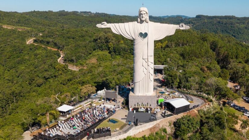 O monumento transformou a pequena cidade gaúcha em destino de turismo religioso (Foto: Maurício Tonetto/Secom RS)