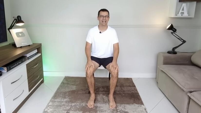 Os exercícios feitos na cadeira são práticos e acessíveis - reprodução/YouTube