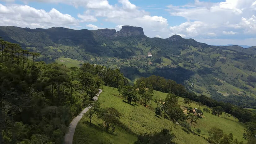 A cidade também se destaca pelas suas belezas naturais - reprodução/YouTube