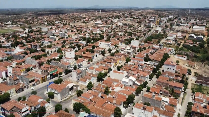 Jardim de Piranhas (RN): O nome vem do Rio Piranhas, que corta a cidade e é conhecido pela abundância do peixe, que influencia a cultura local.