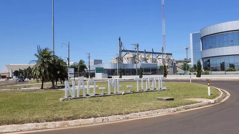 Não-Me-Toque (RS): Há duas versões para o nome: pode ser uma planta espinhosa típica da região que "não se deve tocar", ou a referência a uma antiga fazenda chamada Não-Me-Toque.