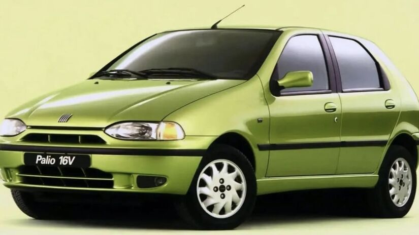 Fiat Palio (19962017)
Desenvolvido para disputar espaço com o Gol, o Palio se destacou por sua versatilidade e múltiplas versões ao longo do tempo. Entre 1996 e 2017, alcançou mais de 2,5 milhões de unidades vendidas, figurando entre os compactos mais populares da história brasileira. - Reprodução/ foto divulgação da Fiat