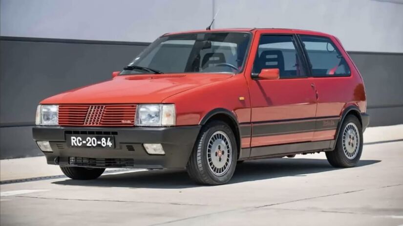 Fiat Uno (19842021)

Lançado nos anos 1980, o Uno rapidamente caiu no gosto popular graças ao consumo baixo e à manutenção simples. Em quase quatro décadas de fabricação, vendeu mais de 3,2 milhões de unidades, consolidando-se como um dos pilares da Fiat no Brasil. - Reprodução/YouTube: Garagem do Bellote