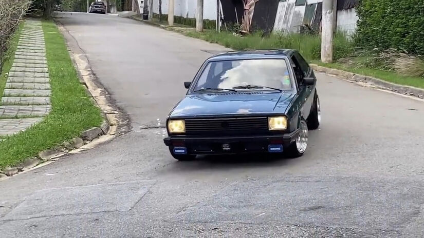 Volkswagen Gol (19802022):

O Gol se consagrou como o automóvel mais vendido do país, acumulando mais de 6,1 milhões de unidades em sua trajetória. Produzido por mais de quatro décadas, o modelo tornou-se sinônimo de robustez e acessibilidade, liderando as vendas brasileiras por 27 anos consecutivos. - Reprodução/YouTube: Garagem do Bellote