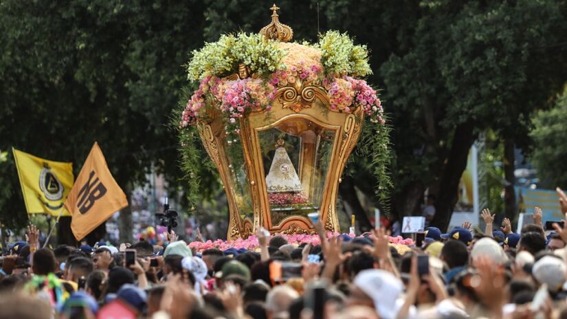 A fé que move o Círio tem suas raízes em mais de dois séculos de história em Belém. Os participantes realizam intensos atos de fé, seguindo todo o passo a passo da festa.
