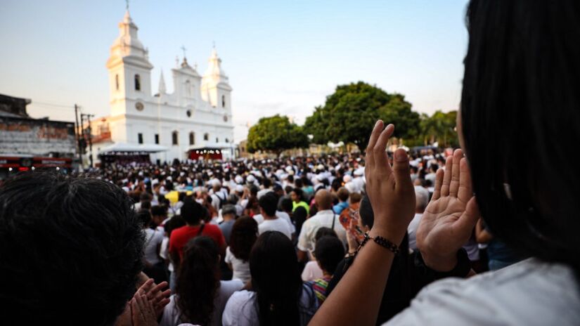 O Manto que veste a imagem de Nossa Senhora e a Berlinda são símbolos importantes para os católicos. A Berlinda é o carro que transporta a Santa durante as procissões.