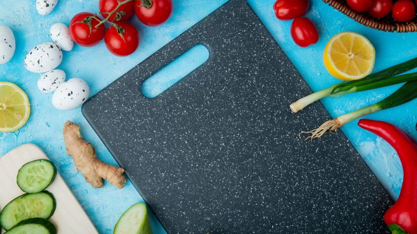 Tábua de carne feitas de plástico também podem passar os microplásticos para à comida (Fotos: Freepik)