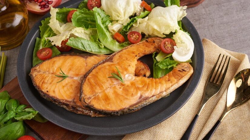 Salmão e sardinha ajudam a proteger o coração e fortalecem o cérebro