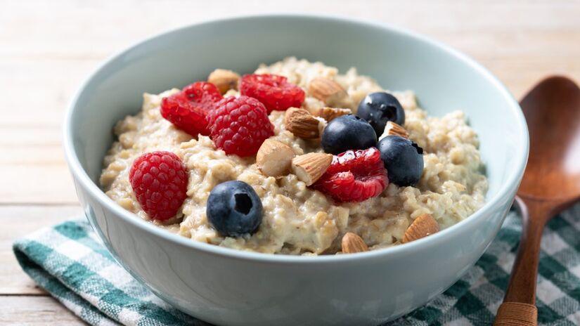 Cereais integrais: Aveia, pães, massas e arroz integrais são fontes de fibras que ajudam a diminuir a absorção de colesterol. 

Você pode unir esses cereais a frutas vermelhas que ão ricas em antioxidantes e fibras.

