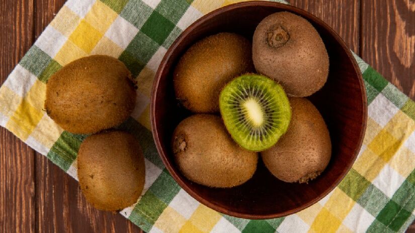 Rica em vitamina C, a fruta ajuda o corpo a produzir colágeno, fortalecendo pele e articulações de forma natural