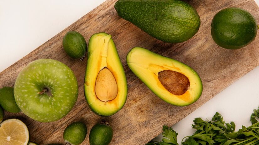 Abacate: contém gorduras saudáveis, potássio e vitaminas que aumentam o fluxo sanguíneo para o cérebro. 