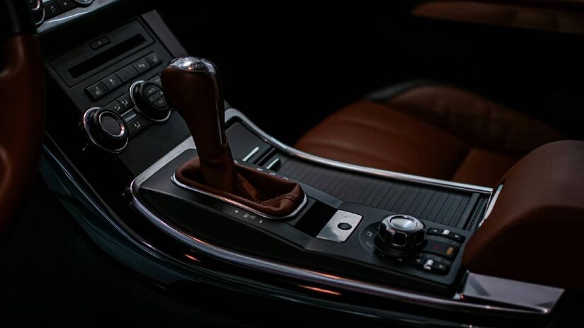 O câmbio automático permite que o motorista deixe as duas mãoes no volante o tempo todo, o que aumenta a segurança | Olivie Zemanova | Unsplash 