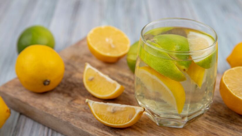 Popular nas redes sociais, a água com limão não faz milagres, mas pode ajudar na hidratação diária