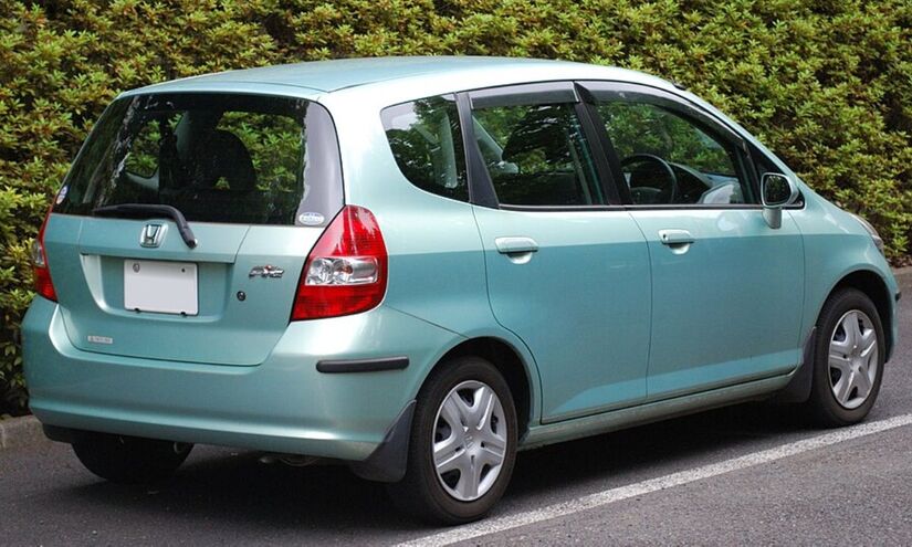 Mesmo na configuração mais simples, o Fit já vinha com ar-condicionado, direção hidráulica, trio elétrico, airbag para o motorista, alarme e preparação para som (Fotos: Mytho88/Wikimedia Commons)