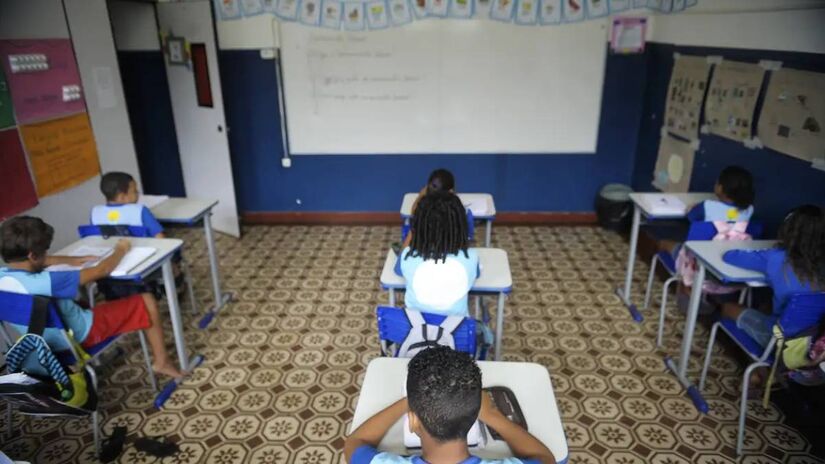 O Nordeste segue em destaque no Ensino Médio. As três escolas com o melhor desempenho no Enem 2024 estão localizadas em Fortaleza, Ceará: Colégio Farias Brito e as duas unidades do Colégio Ari de Sá. 