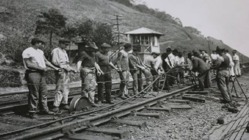 Trabalhadores da SPR emendam cabo de aço do sistema funicular | Divulgação | MRS 