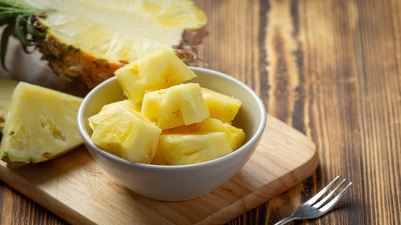 O abacaxi é versátil e pode ser incorporado em diferentes preparações, desde sucos e vitaminas até combinações com carnes