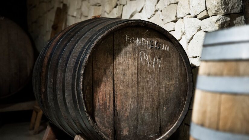 3. Caixas d'água, tonéis e barris