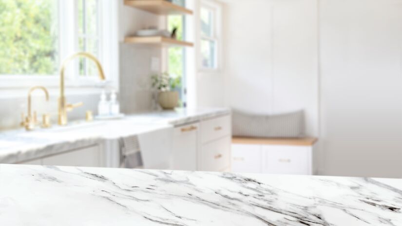 Outro ponto que reforça a popularidade da península é a integração tecnológica. Muitos projetos já incorporam tomadas embutidas, iluminação LED, zonas de indução e superfícies antibacterianas, tornando o ambiente mais inteligente e higiênico.