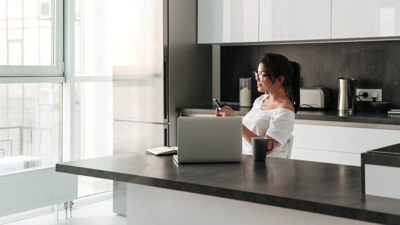 Isso contribui para um visual mais limpo e minimalista, tendência cada vez mais forte em interiores contemporâneos.