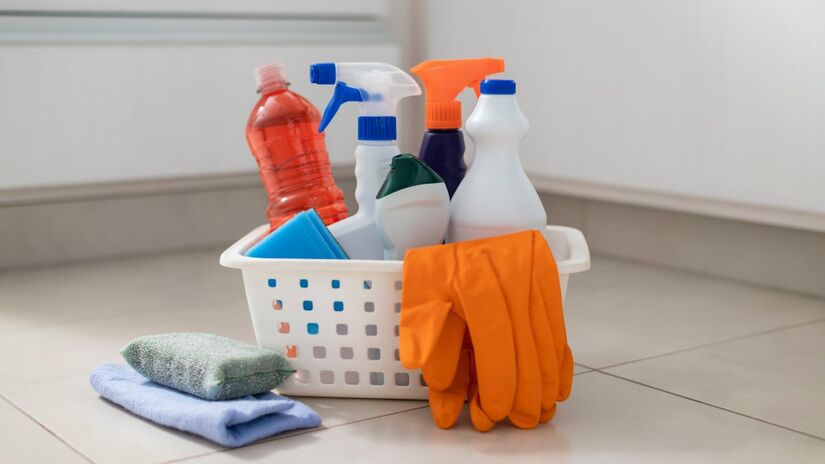 Kit de Limpeza Estratégico: deixe produtos e panos de limpeza em locais estratégicos (ex: um kit no banheiro, outro na cozinha) para facilitar a limpeza rápida.