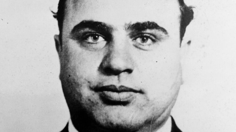 A máfia de Al Capone utilizava da venda ilegal do álcool para financiar seus crimes. Imagem: Domínio Público