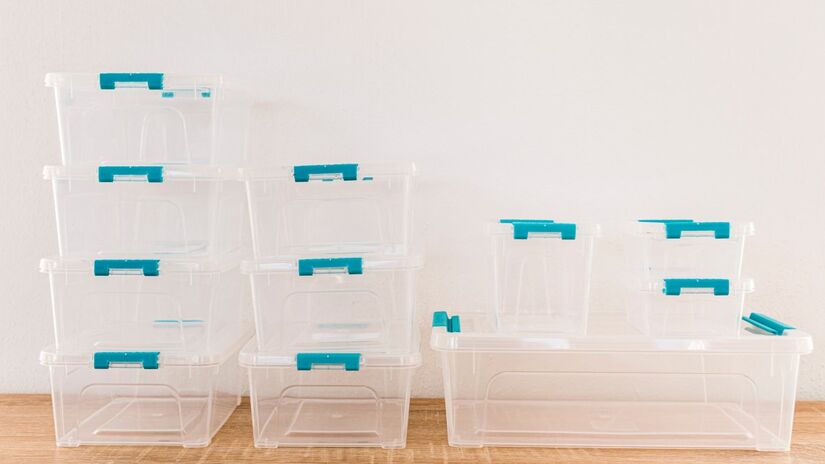 Outras dicas para manter a casa limpa e organizada:

Caixas, cestos e prateleiras são essenciais para categorizar e guardar itens. Use organizadores em armários e gavetas (divisórias, colmeias) para manter tudo em ordem e fácil de encontrar. Aposte no armazenamento vertical (prateleiras, nichos) para otimizar o espaço, especialmente em casas pequenas.