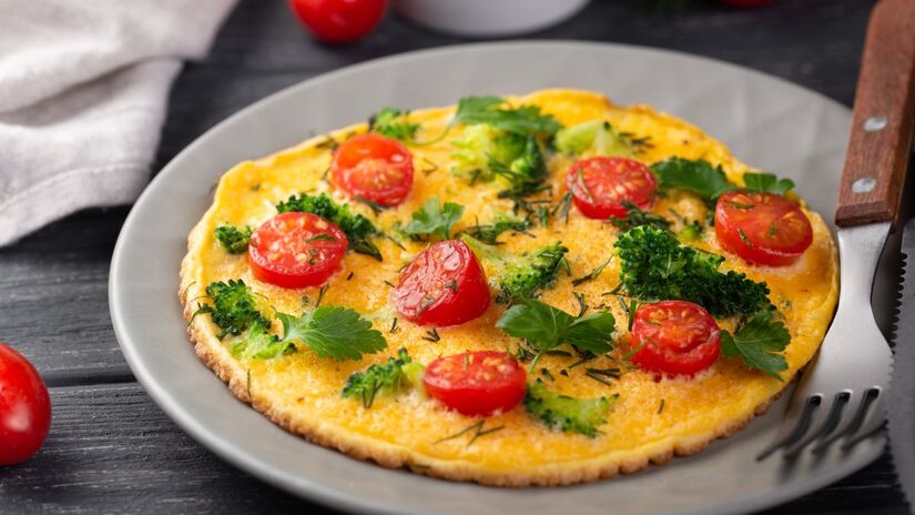 Omelete: bata os ovos e sal com um garfo e despeje no fundo de uma frigideira antiaderente, em fogo médio. Frite por 3 minutos, levantando as beiradas com m garfo para o ovo cru escorrer. Vire o ovo e frite até dourar.

Fotos: Freepik