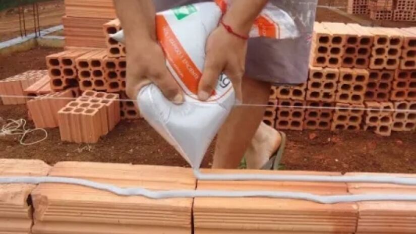A argamassa que já vem pronta está substituindo o cimento e promete até 30% de economia para o seu projeto. Foto: Divulgação/Gruda bloco