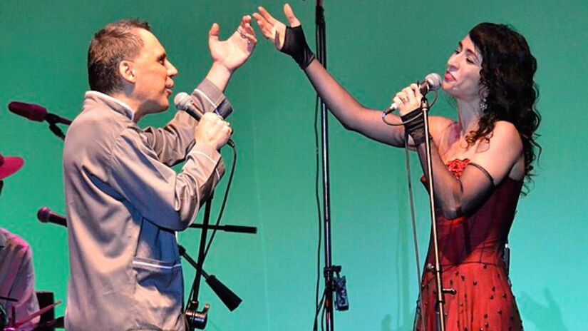 Além de uma consolidada carreira solo, Marisa, também fez parte de um supergrupo chamado "Tribalistas". O grupo é composto (além de Marisa Monte) por Arnaldo Antunes e Carlinhos Brown. Donos de canções populares como "Já sei namorar", "Velha infância" e "Aliança". Fotos: Wikimedia Commons