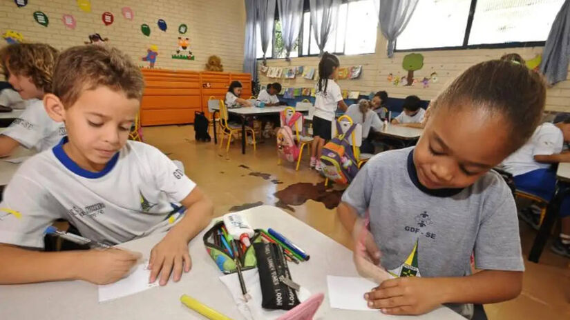 A presença dessas três escolas de Fortaleza no topo do ranking evidencia o protagonismo da capital cearense na educação. Elas investem em infraestrutura, corpo docente qualificado e "metodologias inovadoras", consolidando-se como referência nacional. (Fotos: Agência Brasil)