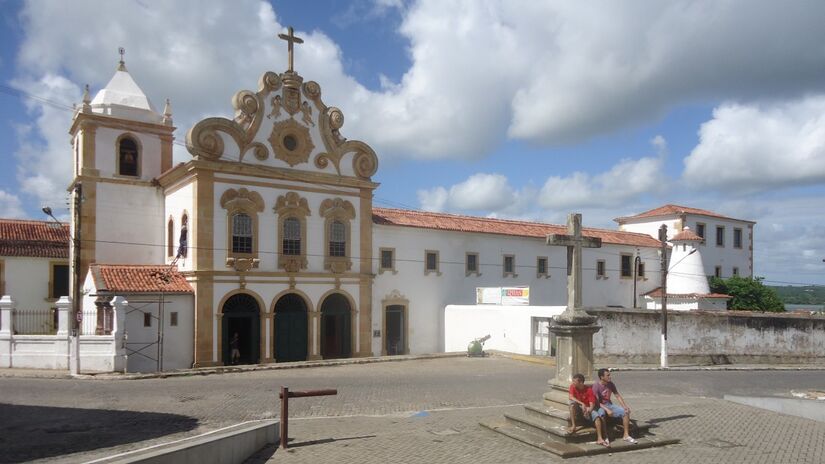O título de "Atenas Alagoana" surgiu no século XIX, quando Penedo se destacou pelo desenvolvimento educacional e artístico. Fotos: Wikimedia Commons