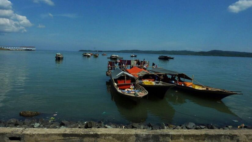 As casas do povo Bajau são tradicionalmente casas-barcos, que servem tanto como moradia quanto como transporte (Foto: Torben Venning/Wikimedia Commons)