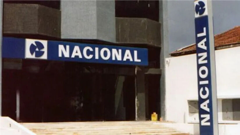 Banco Nacional: o boné de Ayrton Senna e o símbolo de uma era

Impossível falar do Banco Nacional sem lembrar de Ayrton Senna. O piloto usava o icônico boné azul com a marca estampada, o que a transformou em um dos maiores símbolos do automobilismo brasileiro.

"A imagem que temos de um banco é de algo ruim, que nos cobra no final de cada mês, mas o Nacional conquistou uma posição interessante", avaliou Marcelo Boschi, professor da ESPM-RJ, em entrevista ao Mundo do Marketing.

O banco entrou em crise em 1994 e, um ano depois, teve seus ativos transferidos para o Unibanco após uma intervenção do Banco Central.

Foto: Facebook

