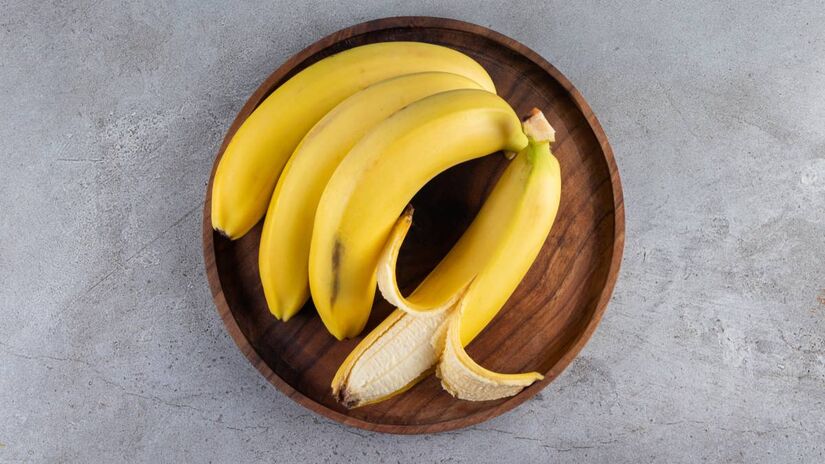 Entre os praticantes de atividades físicas, a banana é quase uma unanimidade e um pré-treino popular. Por possuir carboidratos de fácil digestão, ela fornece energia imediata para o corpo, o que a torna ideal antes de um treino. Fotos: Freepik